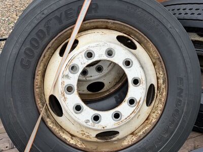 22.5 Wheels And 275/70/22.5 Tires