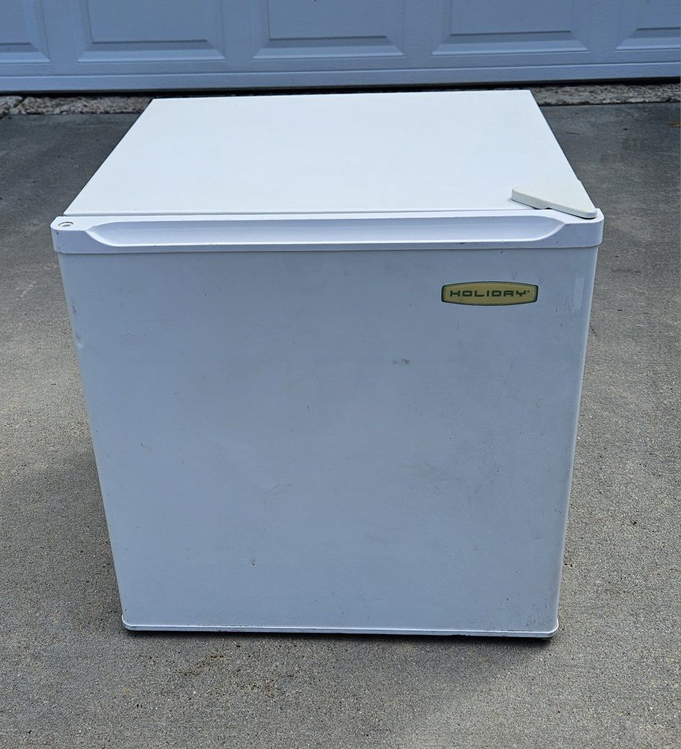 Small refrigerator - not working - free