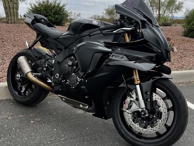 2025 Yamaha R1 Raven Black