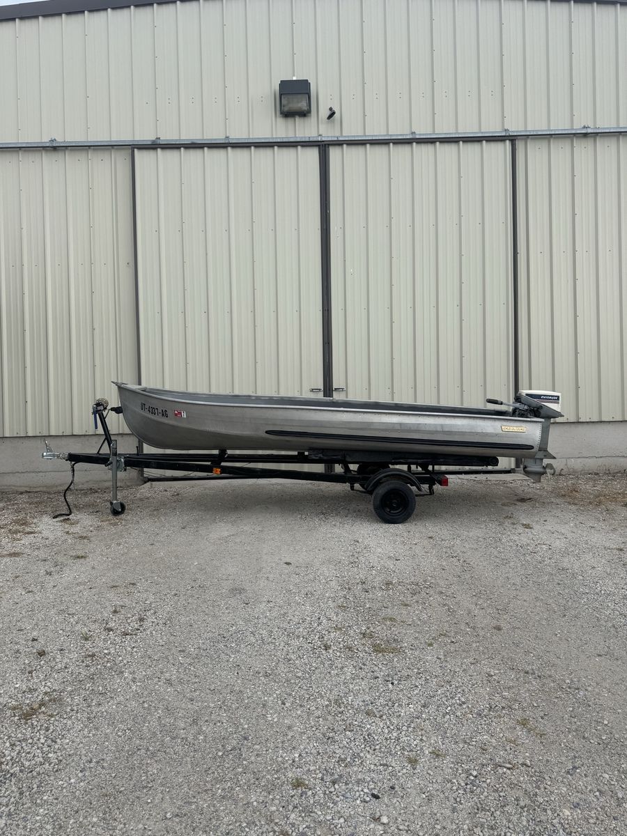 14ft Aluminum Fishing Boat w/ Trailer & Running 15HP Evinrude Outboard