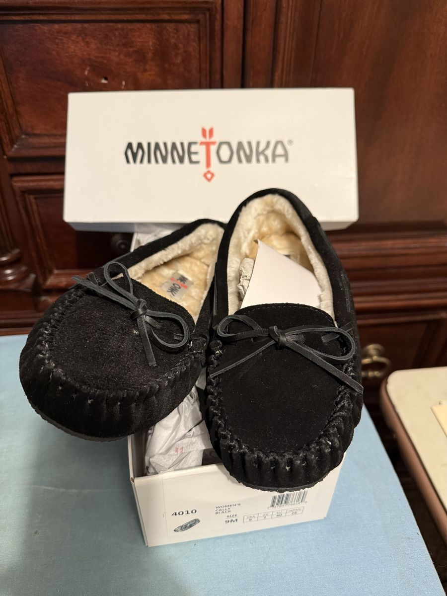 New Minnetonka Womens Shoes Size 9