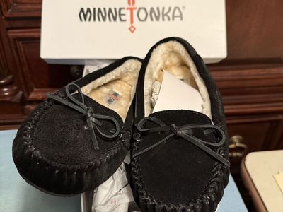 New Minnetonka Womens Shoes Size 9