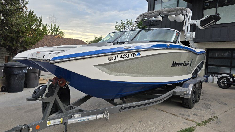 MasterCraft X-23 surf boat - Excellent Condition, LOADED!