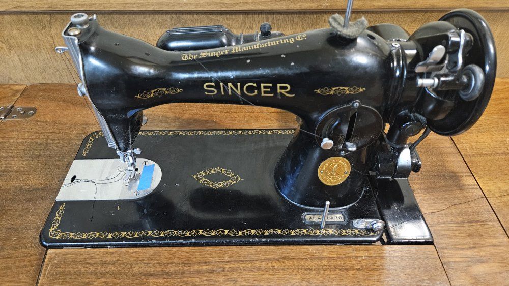 Singer 15-91 Vintage Electric Sewing Machine in Wood Cabinet