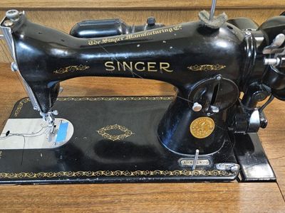 Singer 15-91 Vintage Electric Sewing Machine in Wood Cabinet