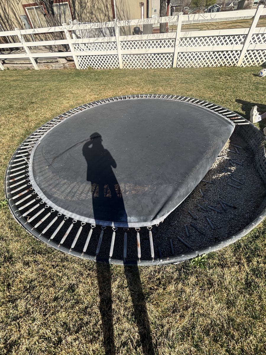 14 Ft Trampoline Frame With Springs