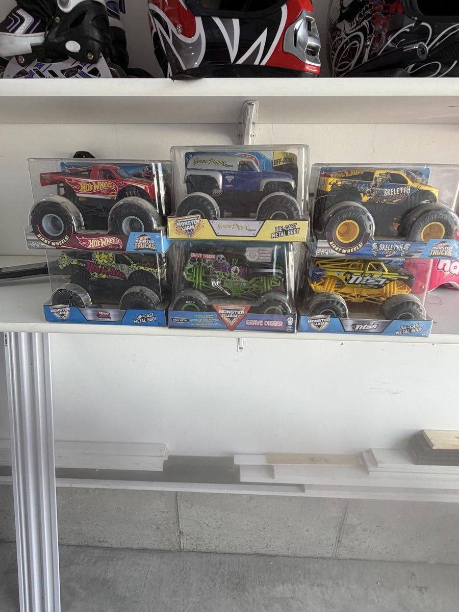 Hot Wheels Monster Trucks Die-Cast Collection - Grave Digger, Skeleton Crew, Titan (6-Pack)