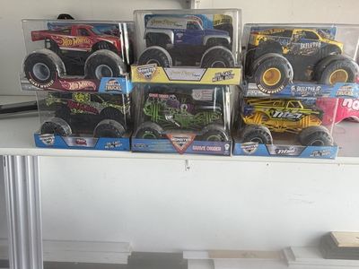 Hot Wheels Monster Trucks Die-Cast Collection - Grave Digger, Skeleton Crew, Titan (6-Pack)