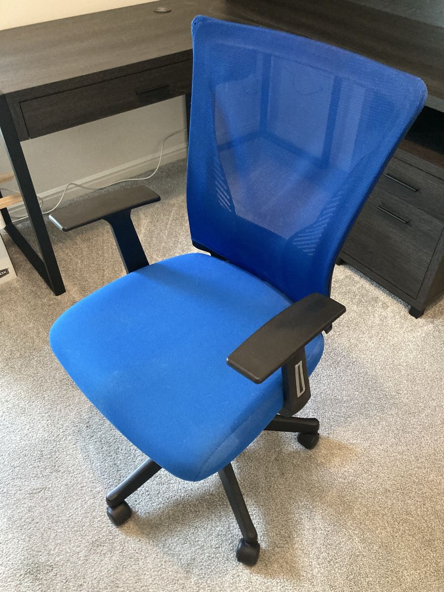 Blue Mesh Swivel Office Chair with Armrests and Wheels - Ergonomic Design