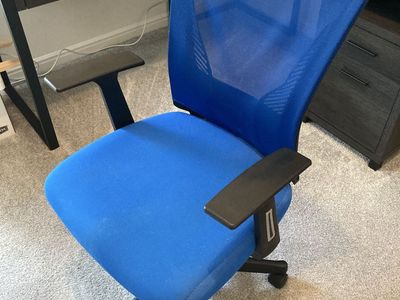 Blue Mesh Swivel Office Chair with Armrests and Wheels - Ergonomic Design