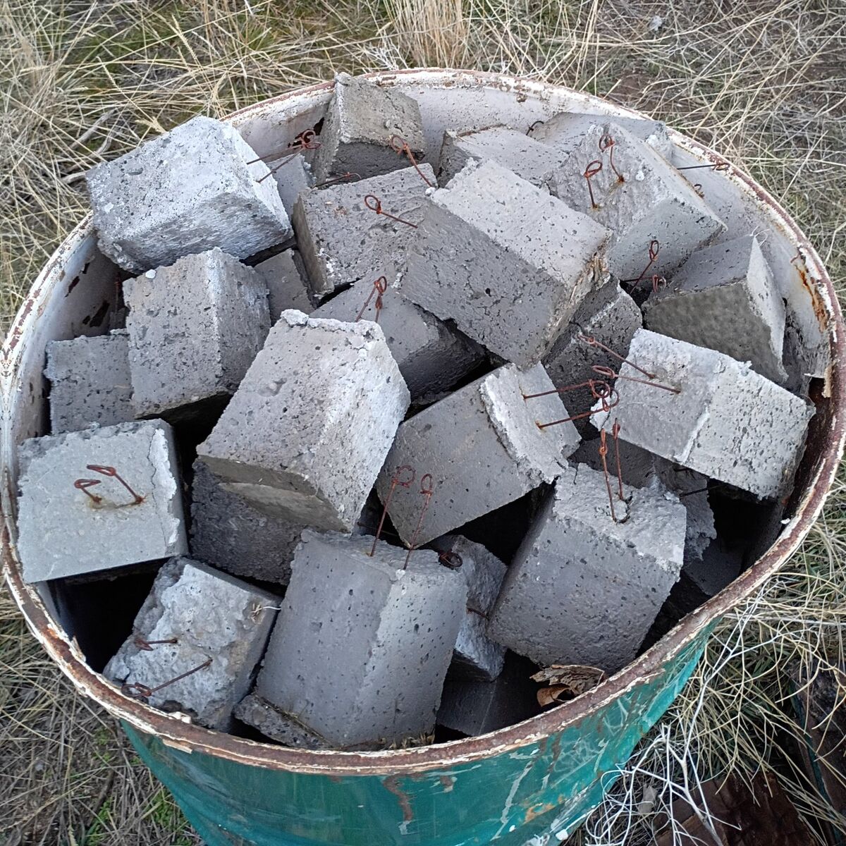 4x3x3 concrete dobie, rebar chairs