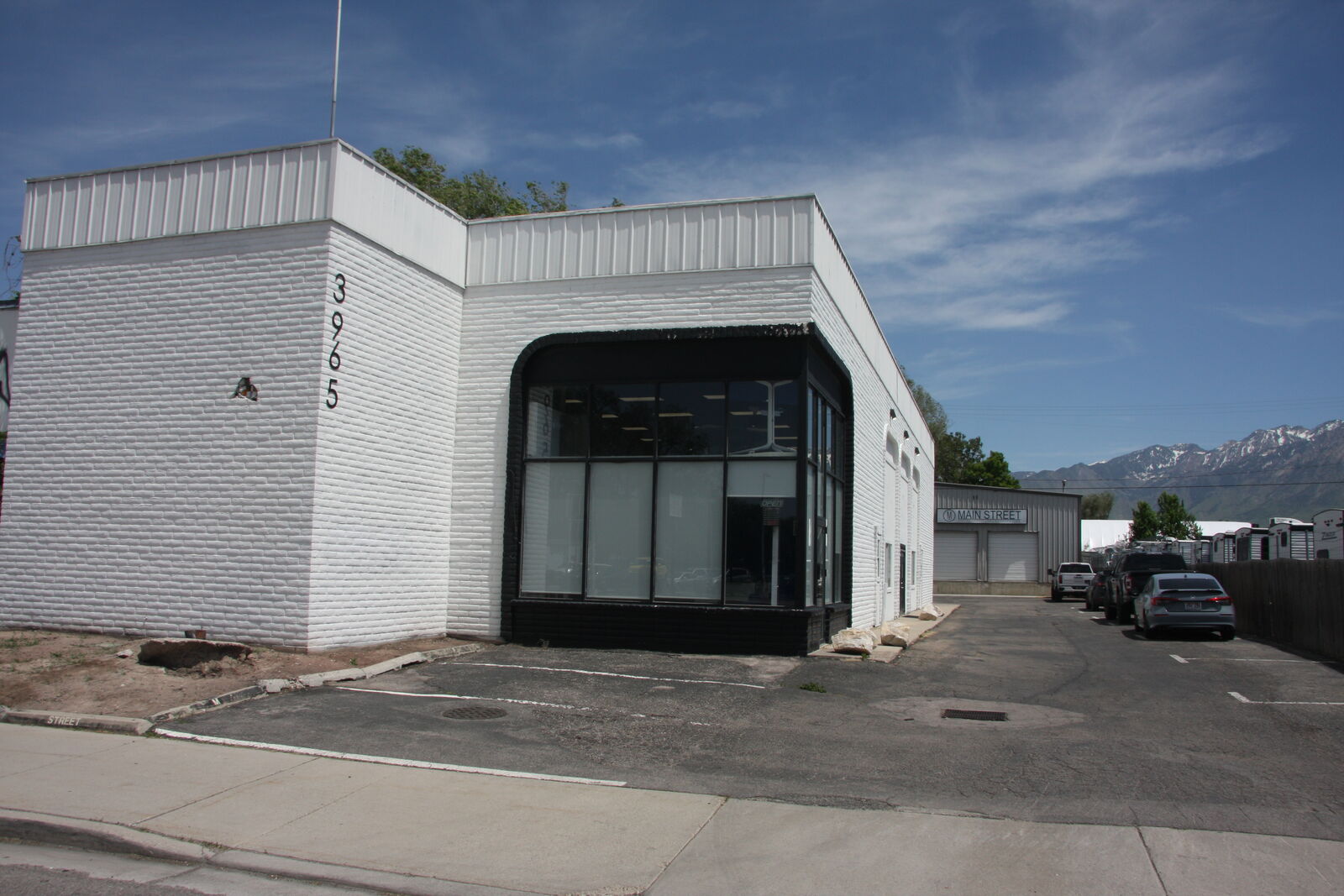 Showroom/Warehouse for Lease