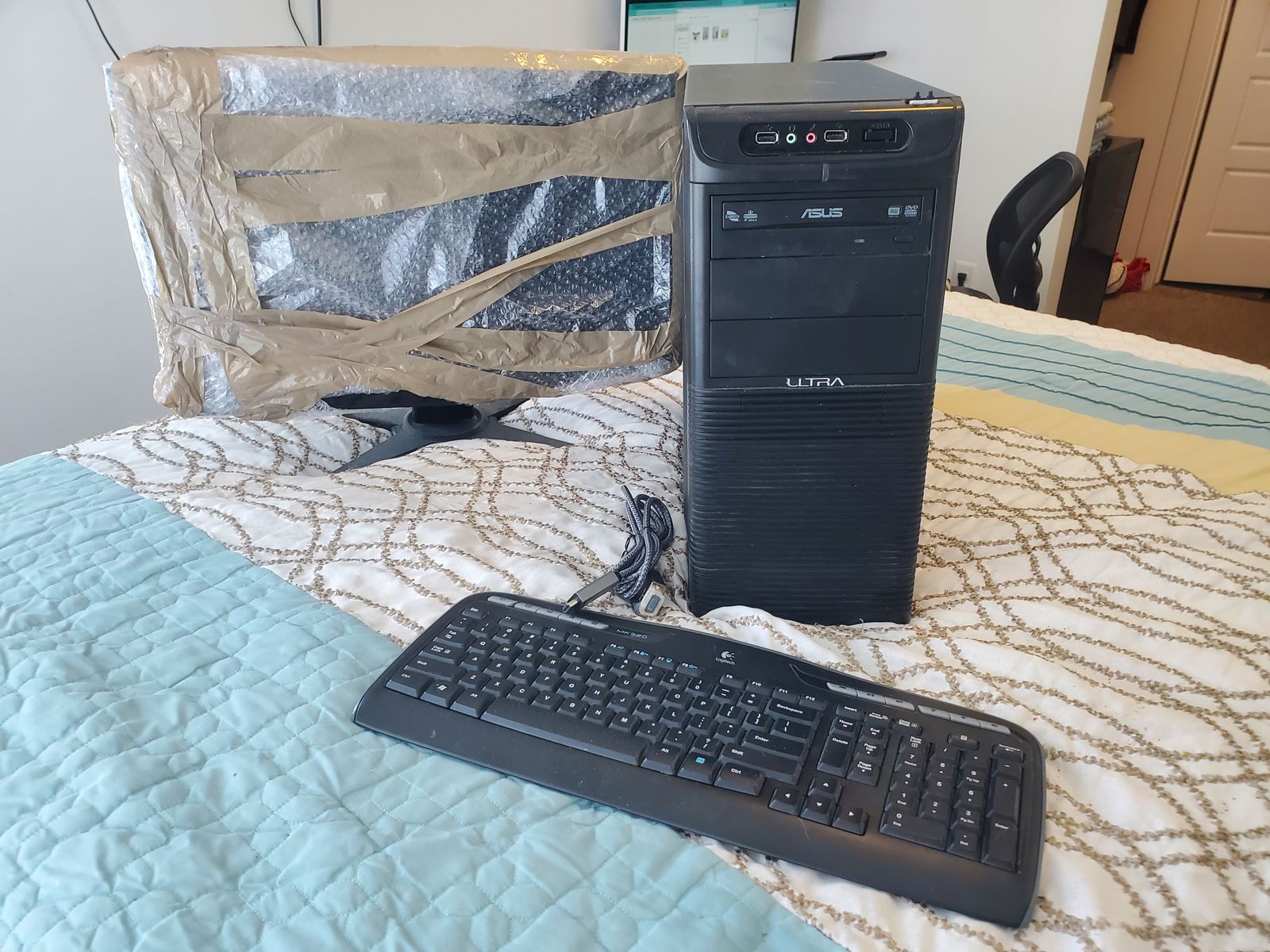 Desktop Computer, Monitor, Keyboard
