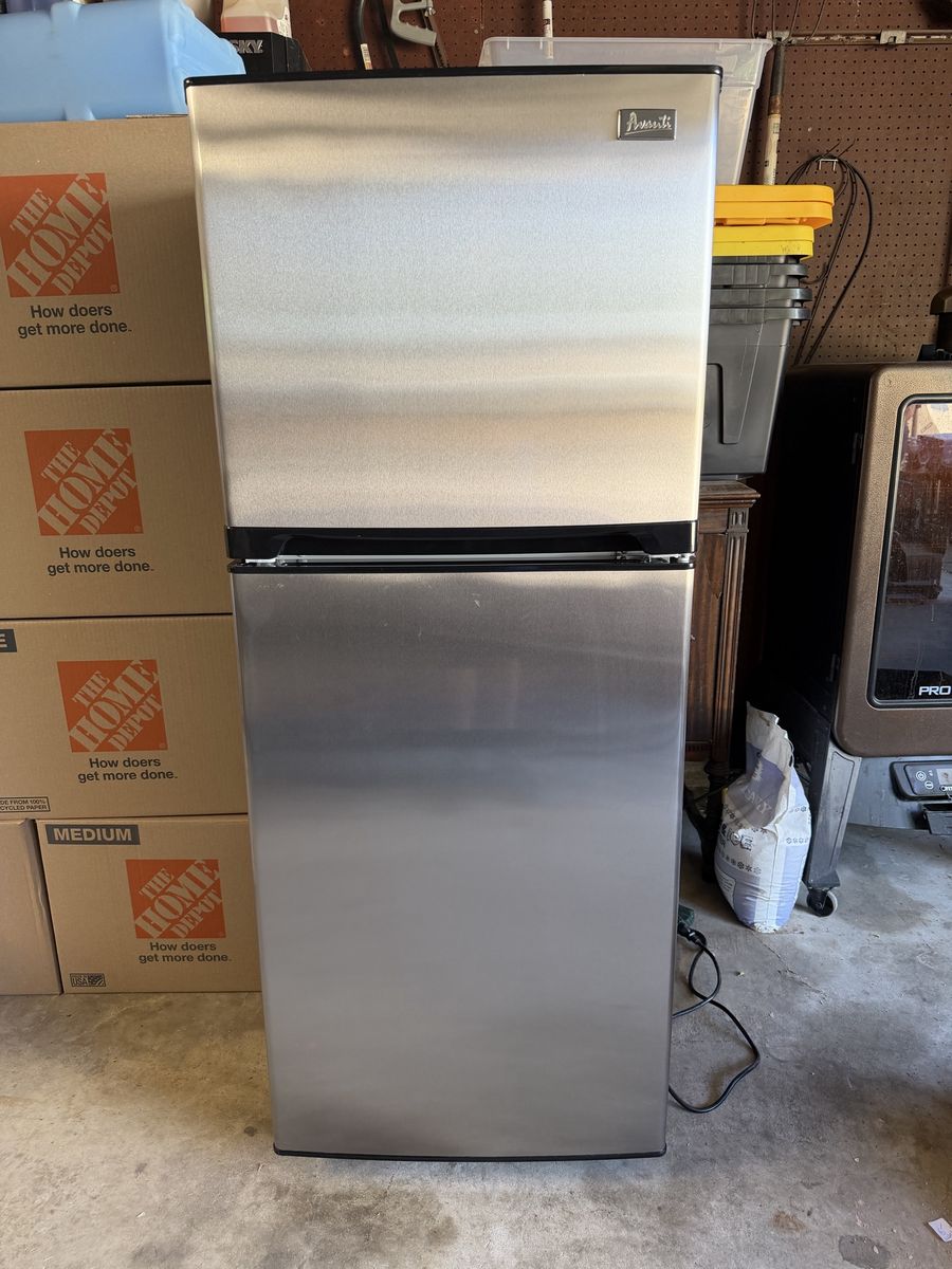 Avanti 10 Cu. Ft. Stainless Steel Refrigerator/Freezer – Like New