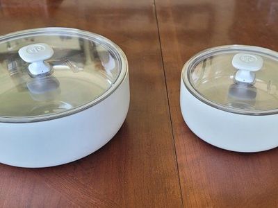 Pampered Chef Insulated Serving Bowl Set with Lids, Retired Product