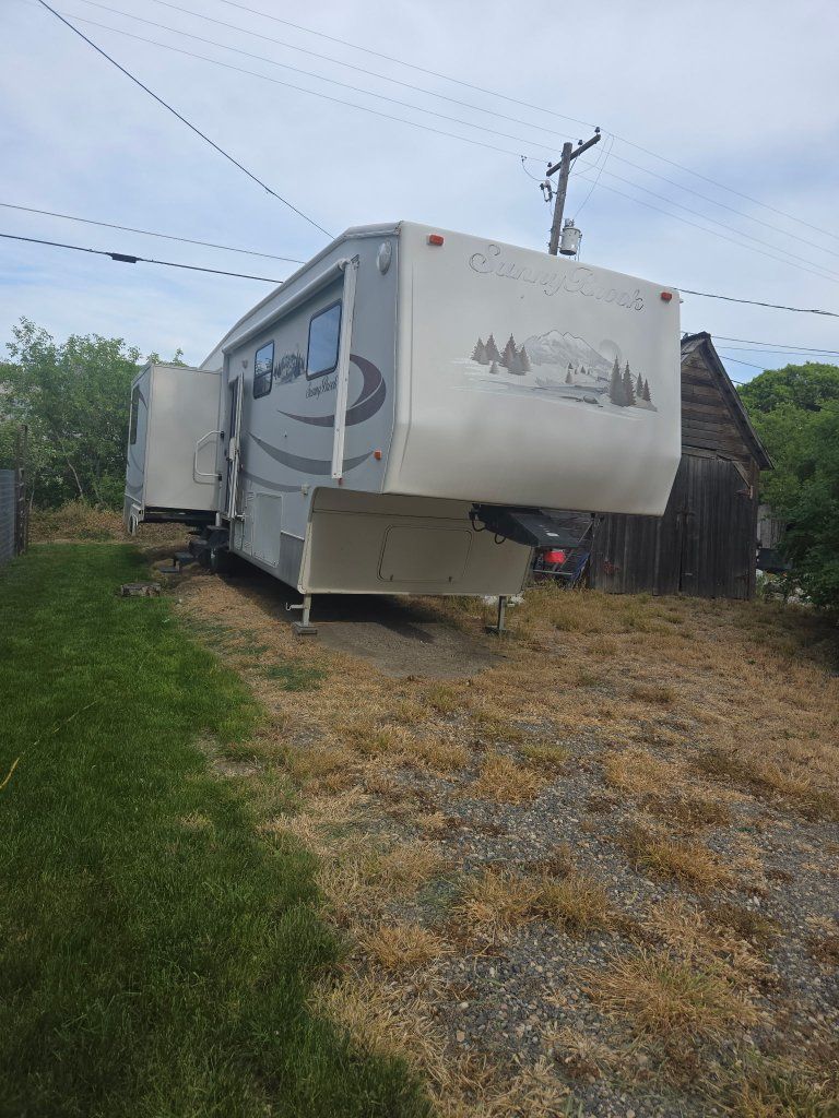 2007 SunnyBrook 33' fifth wheel camp trailer. Aluminum superstructure.