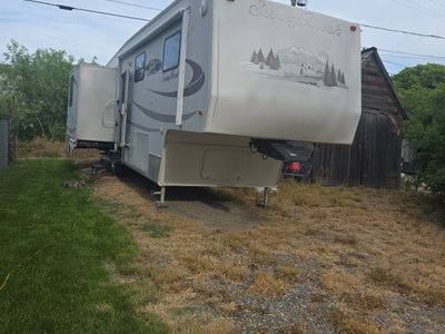 2007 SunnyBrook 33' fifth wheel camp trailer. Aluminum superstructure.