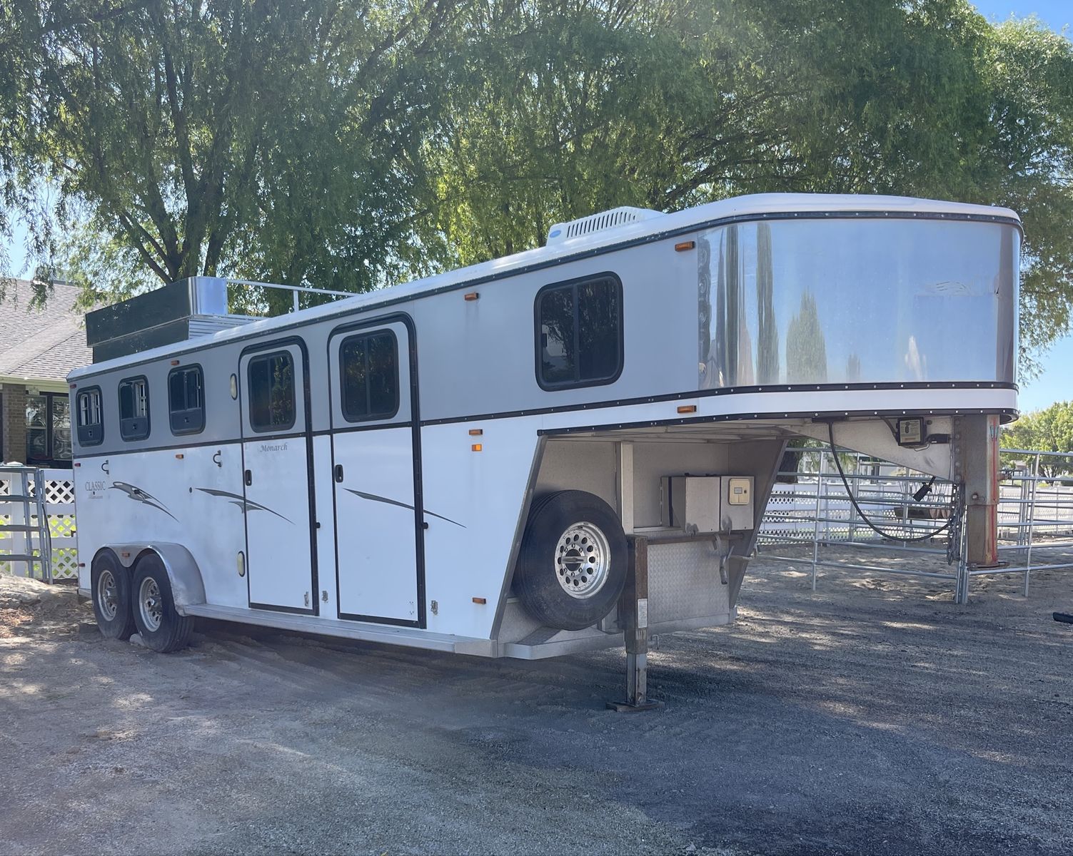 2005 Classic Monarch 3 horse gooseneck trailer