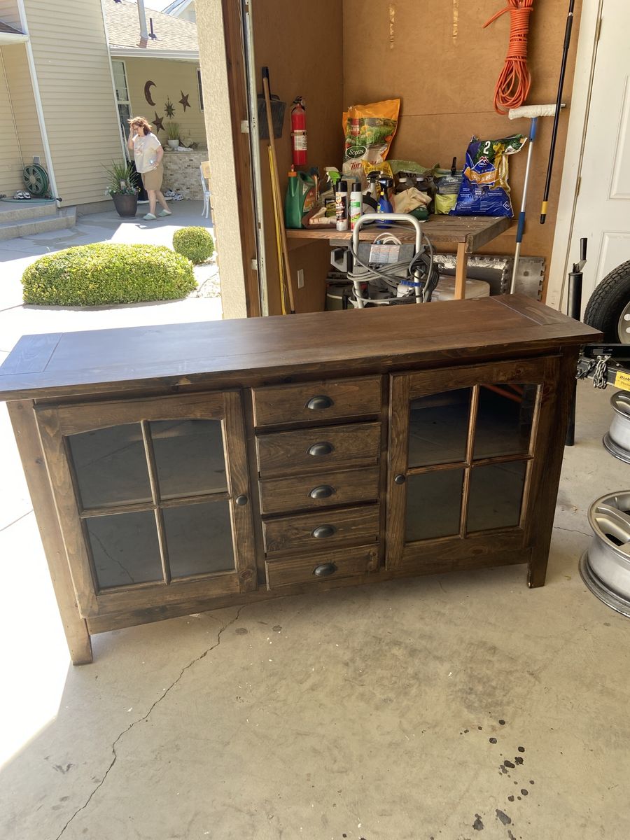 TV Stand/Entertainment Center 
