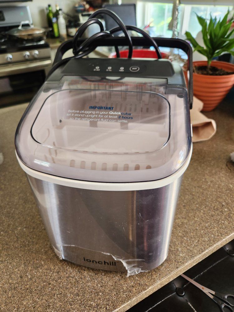 Quickcube Portable Ice Maker - Compact Countertop Design