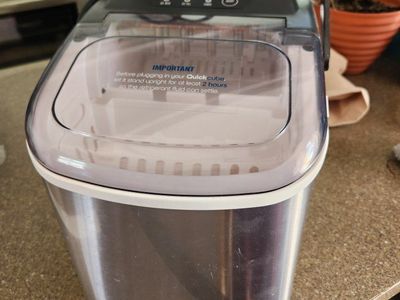 Quickcube Portable Ice Maker - Compact Countertop Design