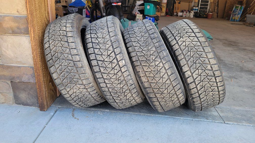 Blizzak DMV2 P255/55R20 107T Winter Tires - Set of 4