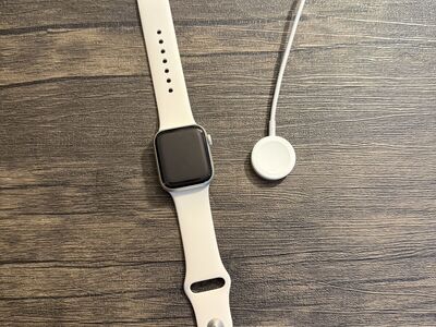 Apple Watch SE 2nd Gen GPS (40mm) Like New