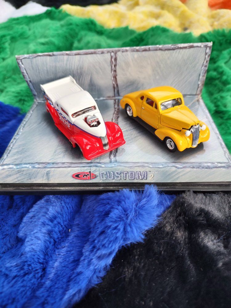Hot Wheels '37 Chevy & '37 Coupe Custom II 2-Car Set - Yellow/Red Diecast Cars