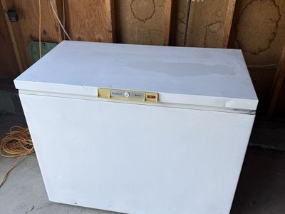Amana Deepfreeze 10 Cu Ft White Chest Freezer