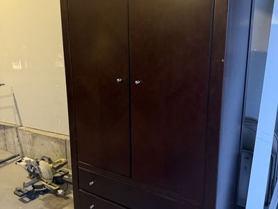 Closet wood