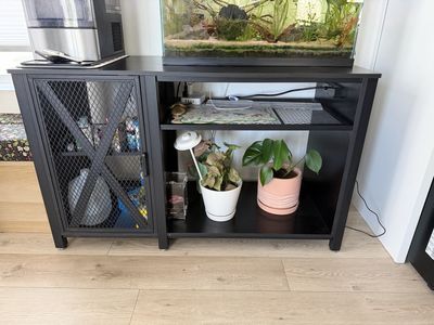 Aquarium stand with storage