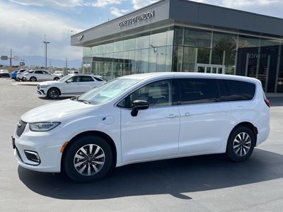 2024 Chrysler Pacifica Plug-In Hybrid Select