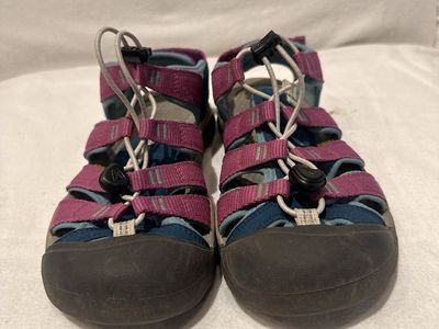 Keen youth, size 3 purple with blue trim, Wtrprf hiking sandals