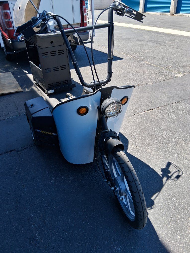 2006 America Chariot Electric Scooter - 3 Wheel, White/Black production 300
