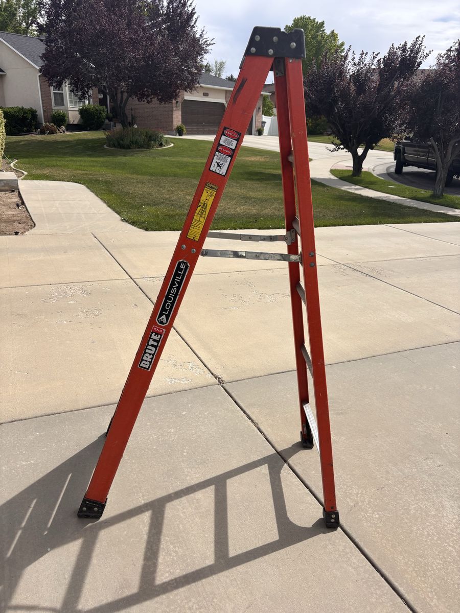 Nice Louisville brute 6’ fiberglass ladder like new