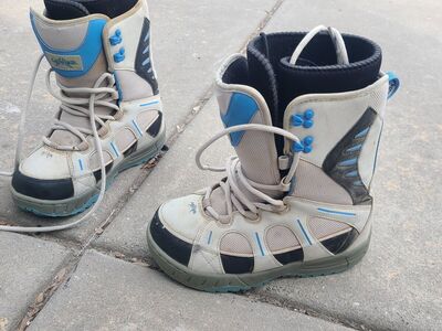 ladies snowboard boots size 7
