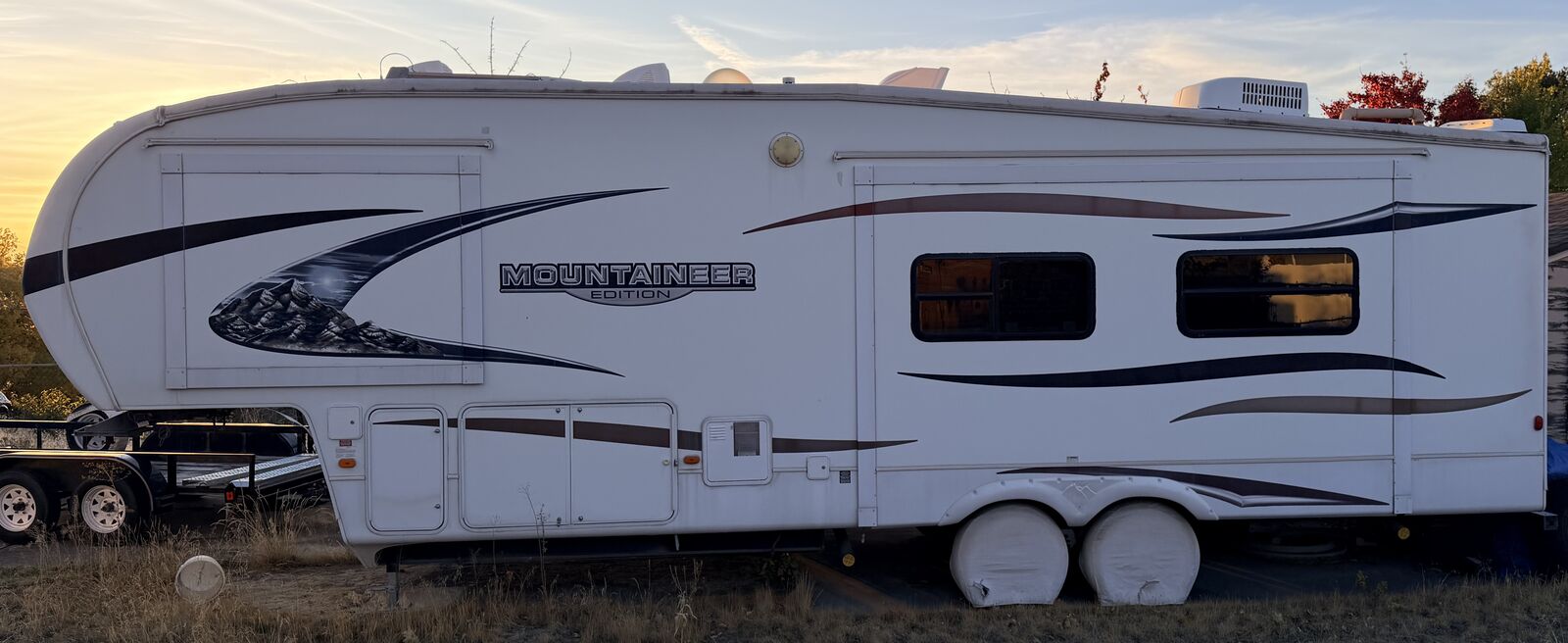 2010 Keystone Montana Mountaineer 295RKD Edition 5th-Wheel Trailer