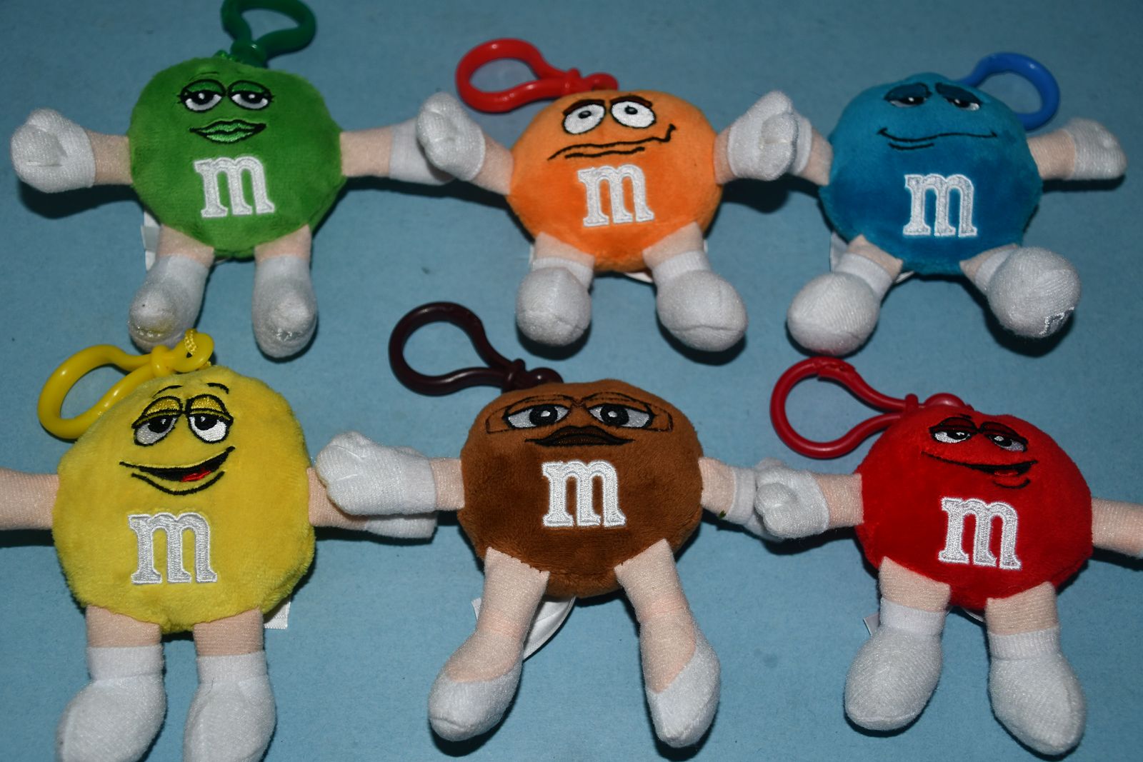 6 M&M PLUSH BAG CLIPS ~ HEIGHT 4.5" ~ DIFFERENT COLORS & EXPRESSIONS ~ CUTE & CLEAN!