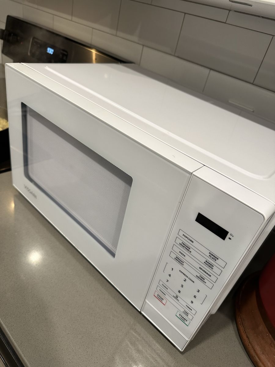 Vissani Countertop Microwave in White - Compact & Efficient