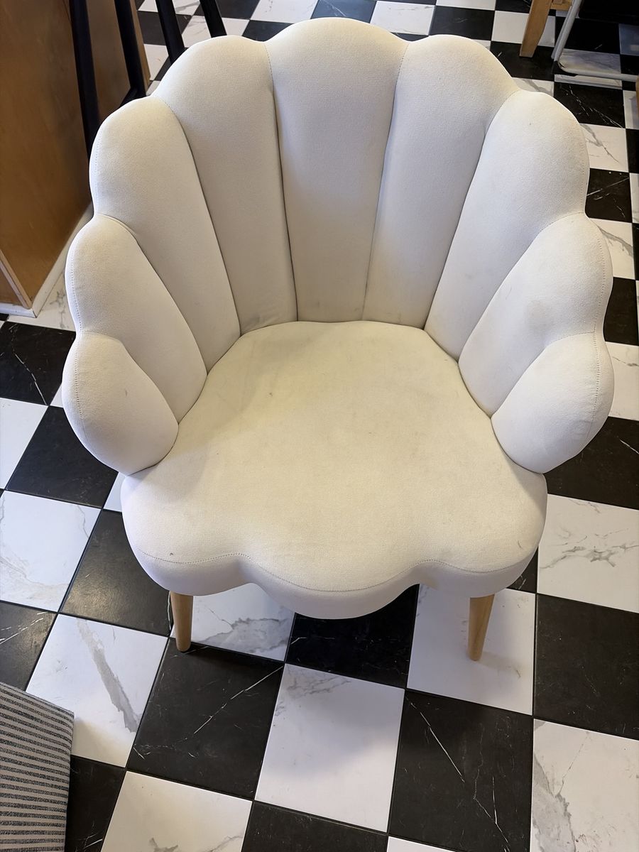 Elegant Scalloped Back Accent Chair - White Fabric Upholstery, Wood Legs, Modern Design