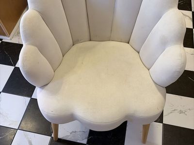 Elegant Scalloped Back Accent Chair - White Fabric Upholstery, Wood Legs, Modern Design