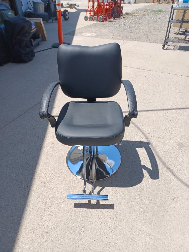 Black Hydraulic Salon Chair with Footrest - Stylish & Adjustable for Hair Stylists