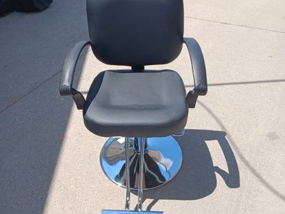 Black Hydraulic Salon Chair with Footrest - Stylish & Adjustable for Hair Stylists