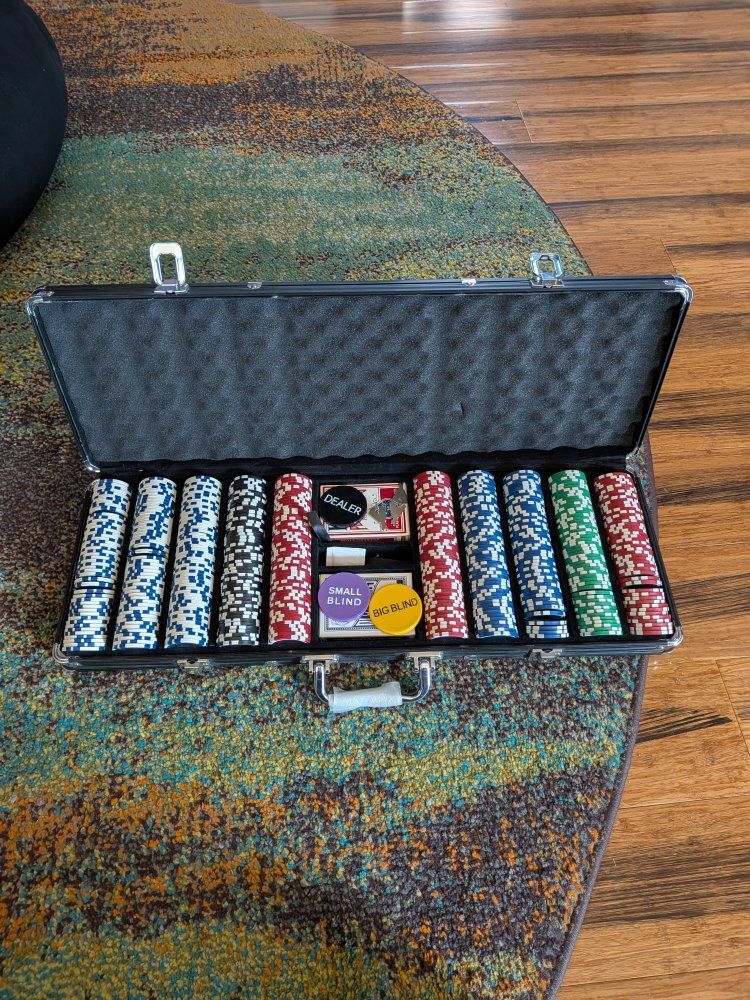 Deluxe Poker Chip Set with Aluminum Case, 500 Chips, Dealer/Blind Buttons, Cards