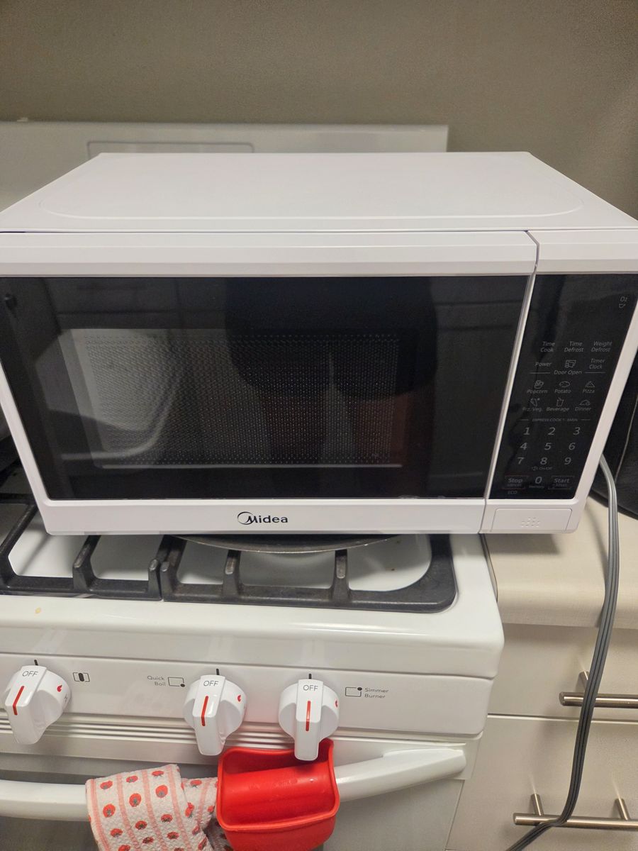 Midea 0.9 Cu. Ft. Countertop Microwave – Excellent Condition