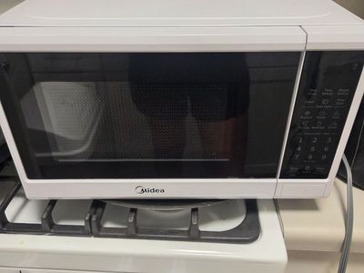 Midea 0.9 Cu. Ft. Countertop Microwave – Excellent Condition