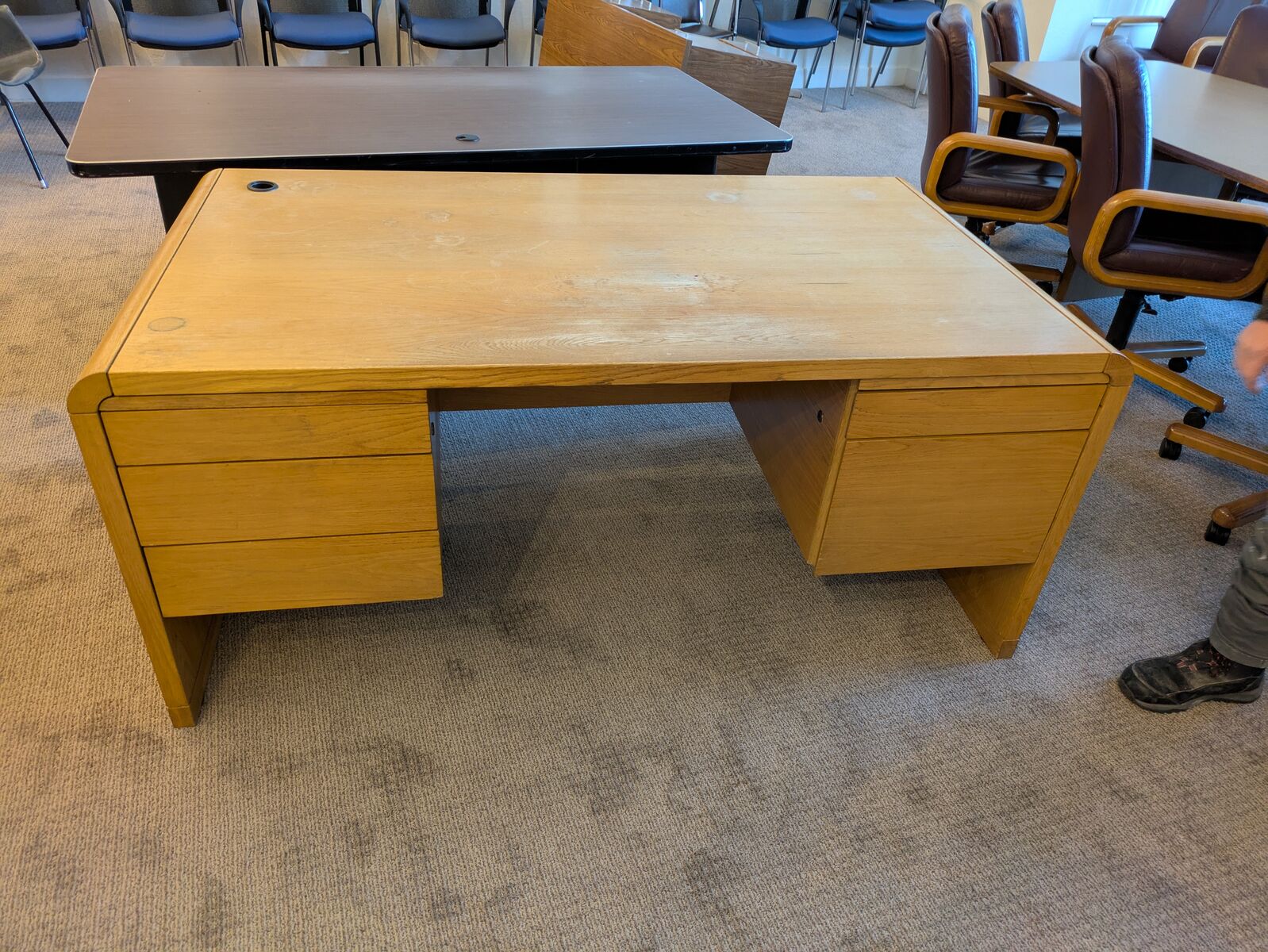 FREE DESKS