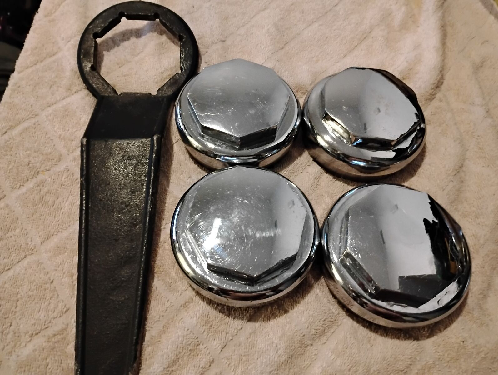 Hexagon lowrider wire wheel knockoffs with knockoff tool