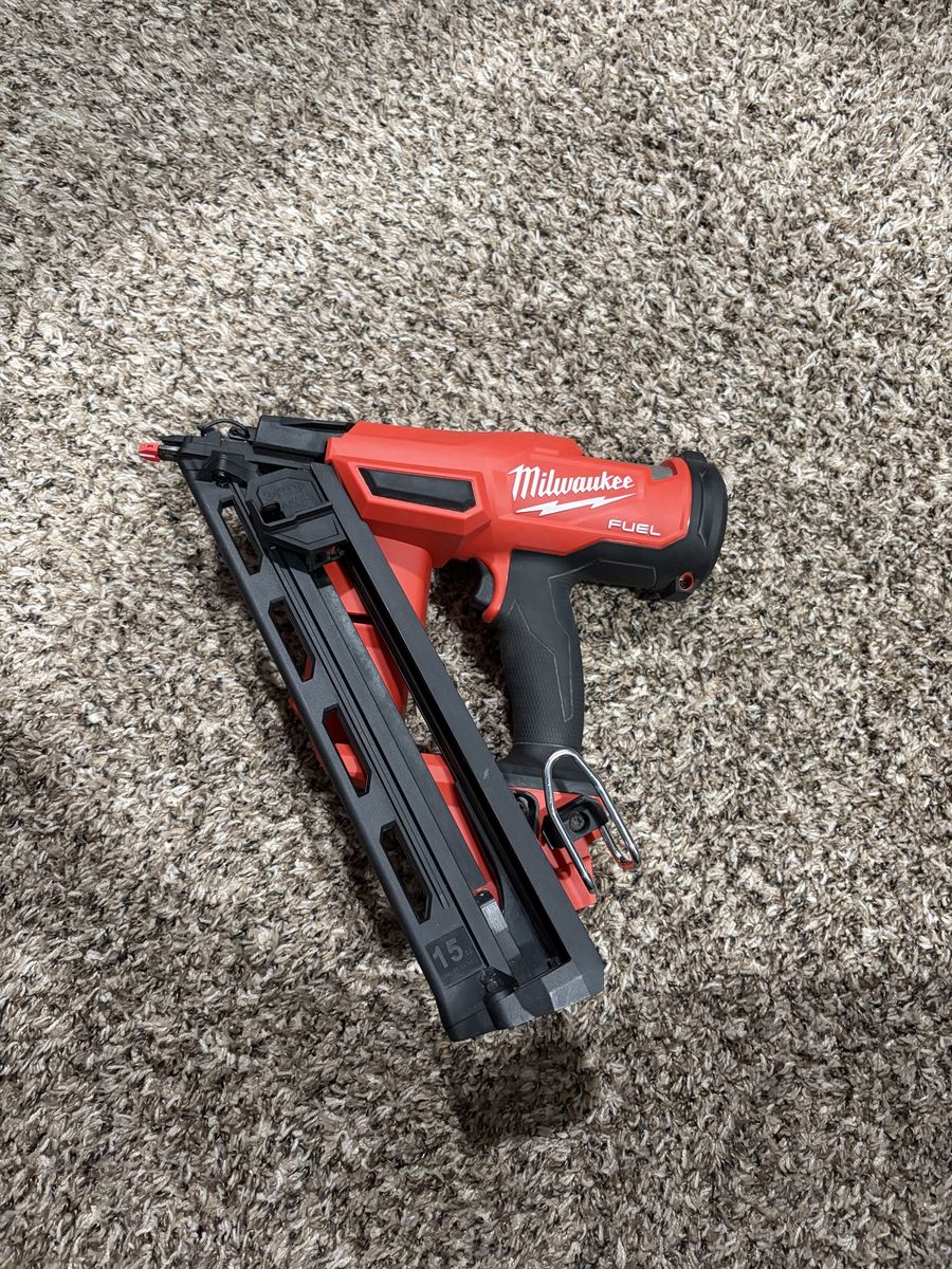 Milwaukee M18 FUEL 2839-20 15-Gauge Angled Finish Nailer - Tool Only