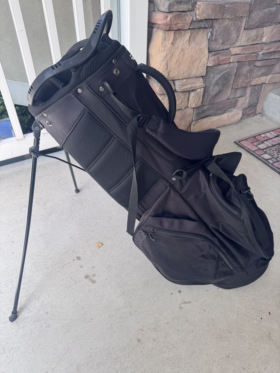  TaylorMade Pro Stand Bag, Lightweight, Ideal for Carrying or Push Cart with 8 Dividers